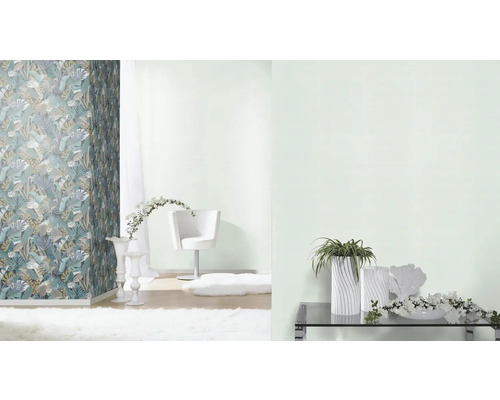 Dekorierter Raum mit gemusterter Tapete und Möbeln