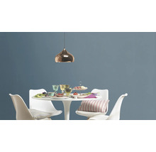 Table de salle à manger avec chaises et suspension au-dessus de la table.