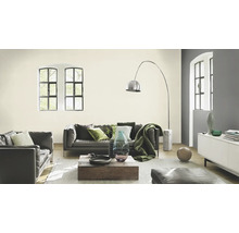 Wohnzimmer mit Sofa, Sessel, Couchtisch und Stehlampe