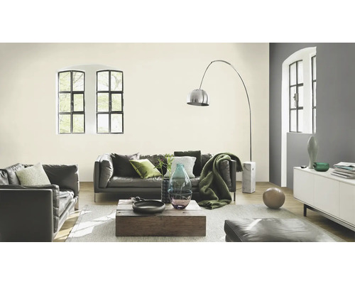 Wohnzimmer mit Sofa, Sessel, Couchtisch und Stehlampe