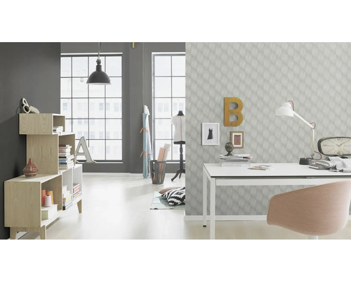 Heller Raum mit Schreibtisch, Stuhl, Regalen und großem Fenster für ein modernes Ambiente