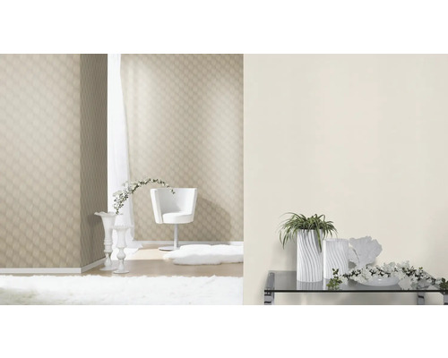 Heller Raum mit gemusterter Tapete, Stuhl und Dekoration