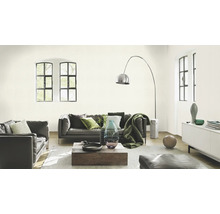 Wohnzimmer mit Ledersofa, Holzcouchtisch und Bogenlampe