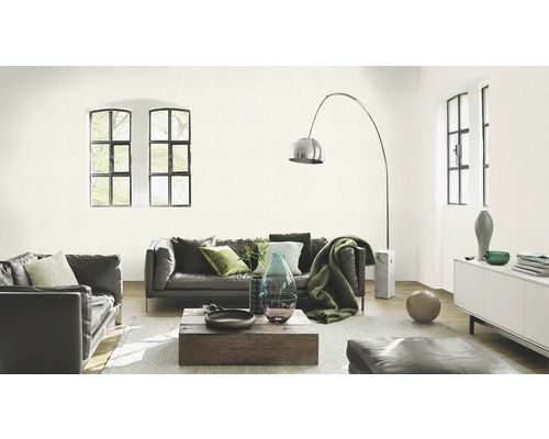 Wohnzimmer mit Ledersofa, Holzcouchtisch und Bogenlampe