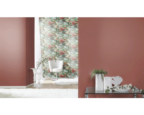 Intérieur décoratif avec papier peint à motifs, chaise et accessoires d''intérieur dans une pièce