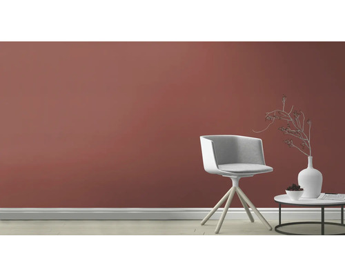 Vue d''une pièce avec une chaise, une table d''appoint et de la peinture murale