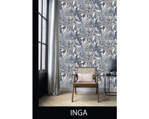 Dekoréierte Sall mat enger gemusterter Tapéit, engem Stull an engem Bäidësch