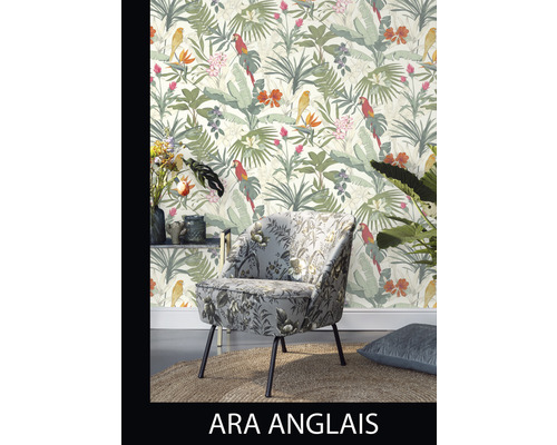 Szene mit einem Sessel mit Blumenmuster und einer Tapete mit Blättern und Vögeln