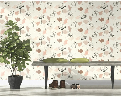 Raumansicht mit floral gemusterter Tapete, Bank und Zimmerpflanze