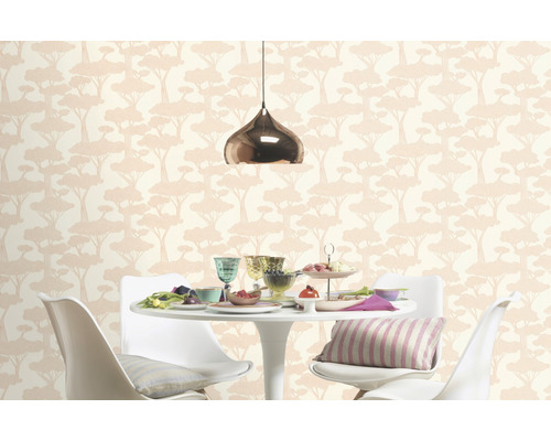 Szene eines Esszimmers mit Tapete mit Baumdesign und Esstisch