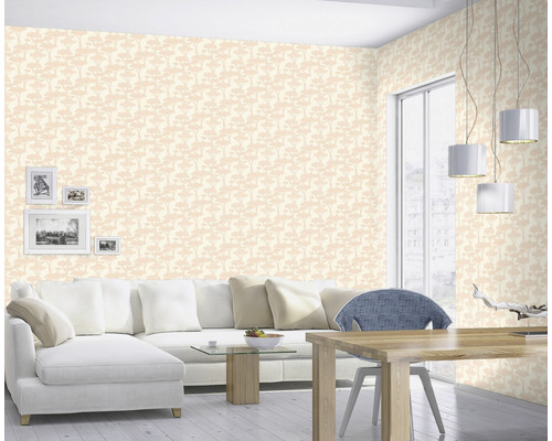 Wohnzimmer mit gemusterter Tapete, Sofa und Esstisch