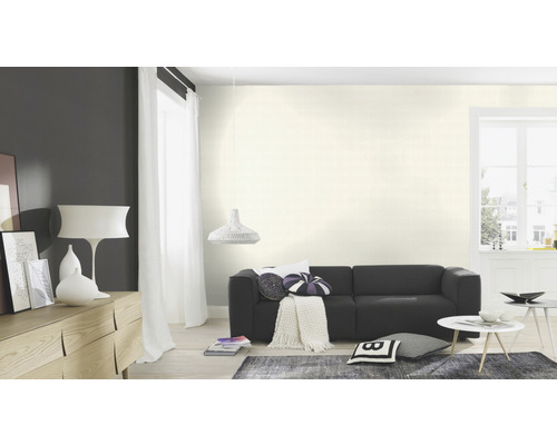 Wohnzimmer mit Couch, Beistelltischen und Kommode für ein gemütliches Ambiente