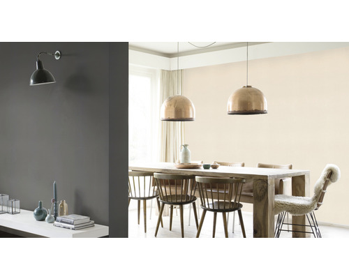 Coin repas lumineux et organisé avec table, chaises et suspensions