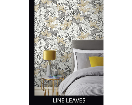 Schlafzimmer mit Blattmuster-Tapete, Nachttisch und Lampe