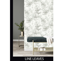 Pièce décorative avec papier peint à motifs de feuilles, banc et plante