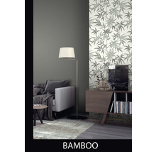 Salon avec papier peint à motif de feuilles de bambou, canapé, lampe et commode