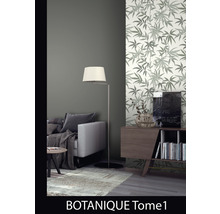 Salon avec canapé, lampadaire et un mur avec du papier peint à motif de feuilles.