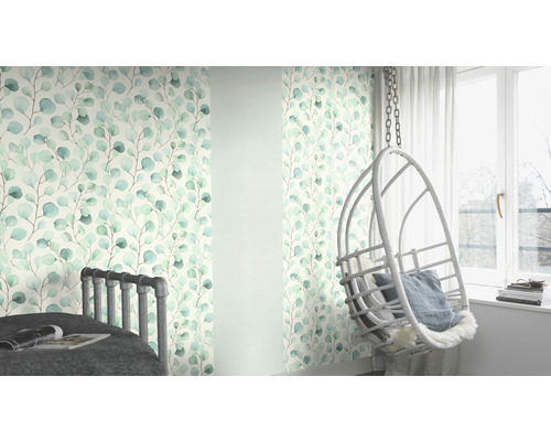 Pièce décorative avec papier peint à motif de feuilles et fauteuil suspendu près d''une fenêtre