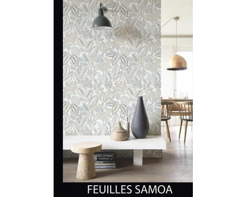 Wohnraum mit Tapete mit Blattmuster, Lampe und Dekorationsartikeln