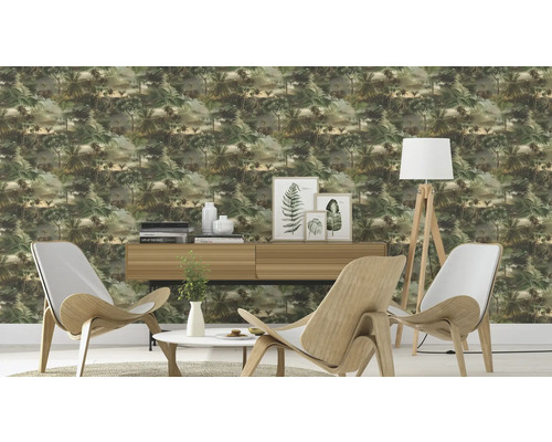 Salon avec papier peint motif jungle, commode, fauteuils et lampadaire.