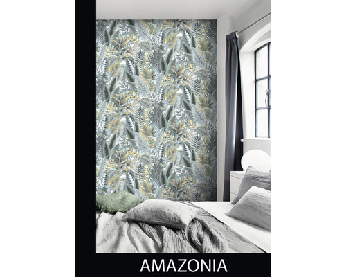 Schlafzimmer mit Dschungel-Tapete mit Blattmuster