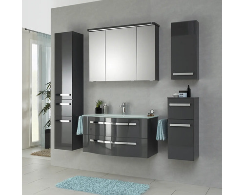 Helles Badezimmer mit Waschtisch, Spiegelschrank und Hochschränken in modernem Design