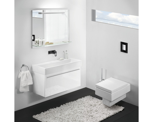 Salle de bains moderne avec lavabo, miroir et toilettes