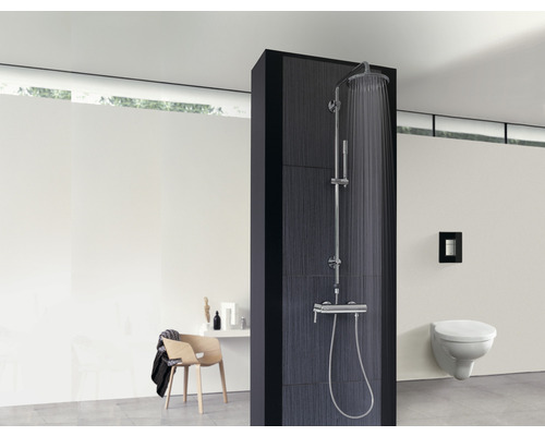 Salle de bains moderne avec colonne de douche, toilettes et lavabo