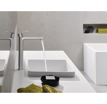 Salle de bains moderne avec vasque à poser, robinet et eau courante