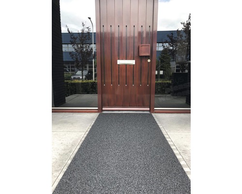 Photo extérieure d''une porte d''entrée avec boîte aux lettres et allée de gravier