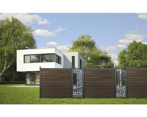 Gartenansicht mit modernem Haus und Holzzaun mit Dekorelementen