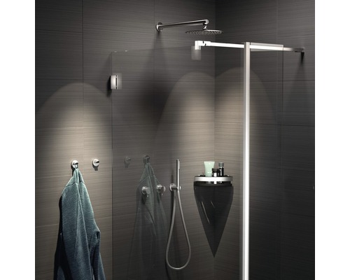 Modernes Badezimmer mit Dusche, Handtüchern und Ablagefläche