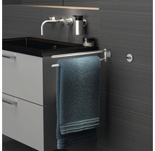 Salle de bains moderne avec lavabo, robinet, porte-serviettes et serviette