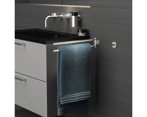 Modernes Badezimmer mit Waschbecken, Armatur, Handtuchhalter und Handtuch