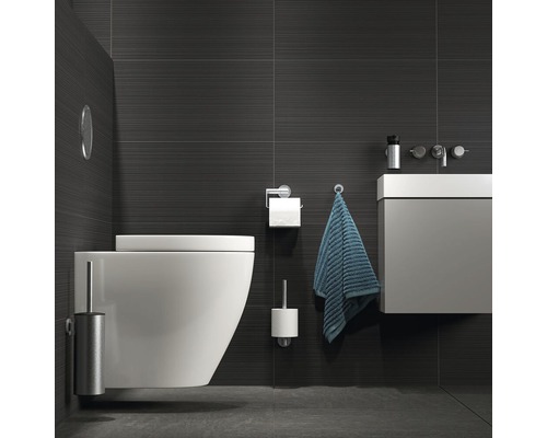 Modernes Badezimmer mit Wandtoilette, Waschbecken und dunklen Fliesen