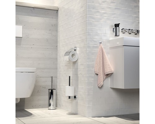 Salle de bains avec toilettes, lavabo, serviette et accessoires