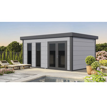 Gartenhaus mit Fenster und Doppeltür neben einem Pool und Liegestühlen