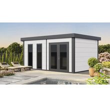 Modernes Gartenhaus mit Fenster und Doppeltür neben einem Pool und Liegestühlen