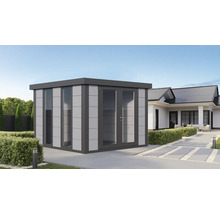 Modernes Gartenhaus mit Fenstern und Doppeltür vor einem Haus