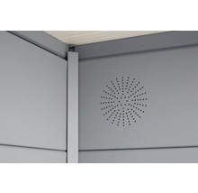 Detailansicht einer Gerätehauswand mit Lüftungslöchern