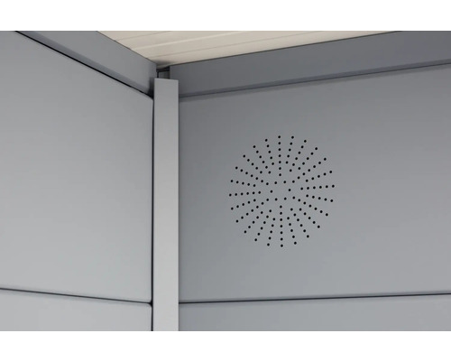 Vue détaillée d''une paroi de remise à outils avec trous d''aération