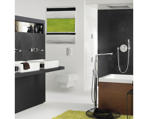 Salle de bains lumineuse avec double vasque, baignoire îlot et WC suspendu