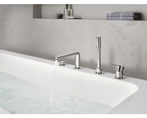Image d''une baignoire avec robinetterie et douchette