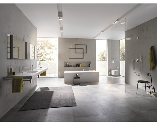 Salle de bains avec baignoire, douche, lavabo et toilettes au design moderne