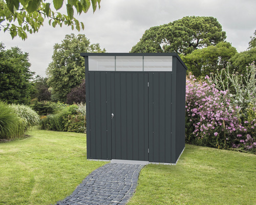 Gartenschrank aus Metall mit Doppeltür und Oberlicht im Garten