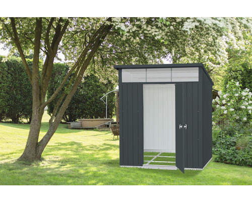 Gartenhaus aus Metall mit geöffneten Türen auf einer Rasenfläche