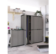 Photo d''un garage avec des armoires en plastique gris pour ranger les outils et les objets