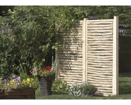 Scène de jardin avec brise-vue en bois et plantations