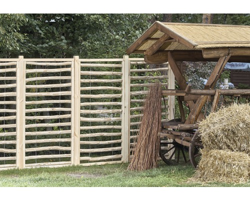 Éléments décoratifs de clôture de jardin en bois et une charrette en bois avec des balles de foin