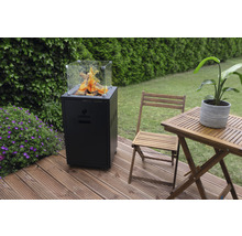 Terrasse mit Landmann Gasfeuerstelle, Tisch und Stuhl im Garten